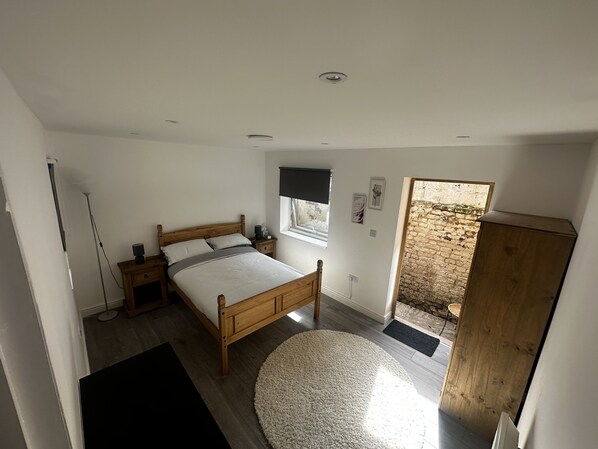 1 chambre, bureau, fer et planche à repasser, lit de bébé portatif