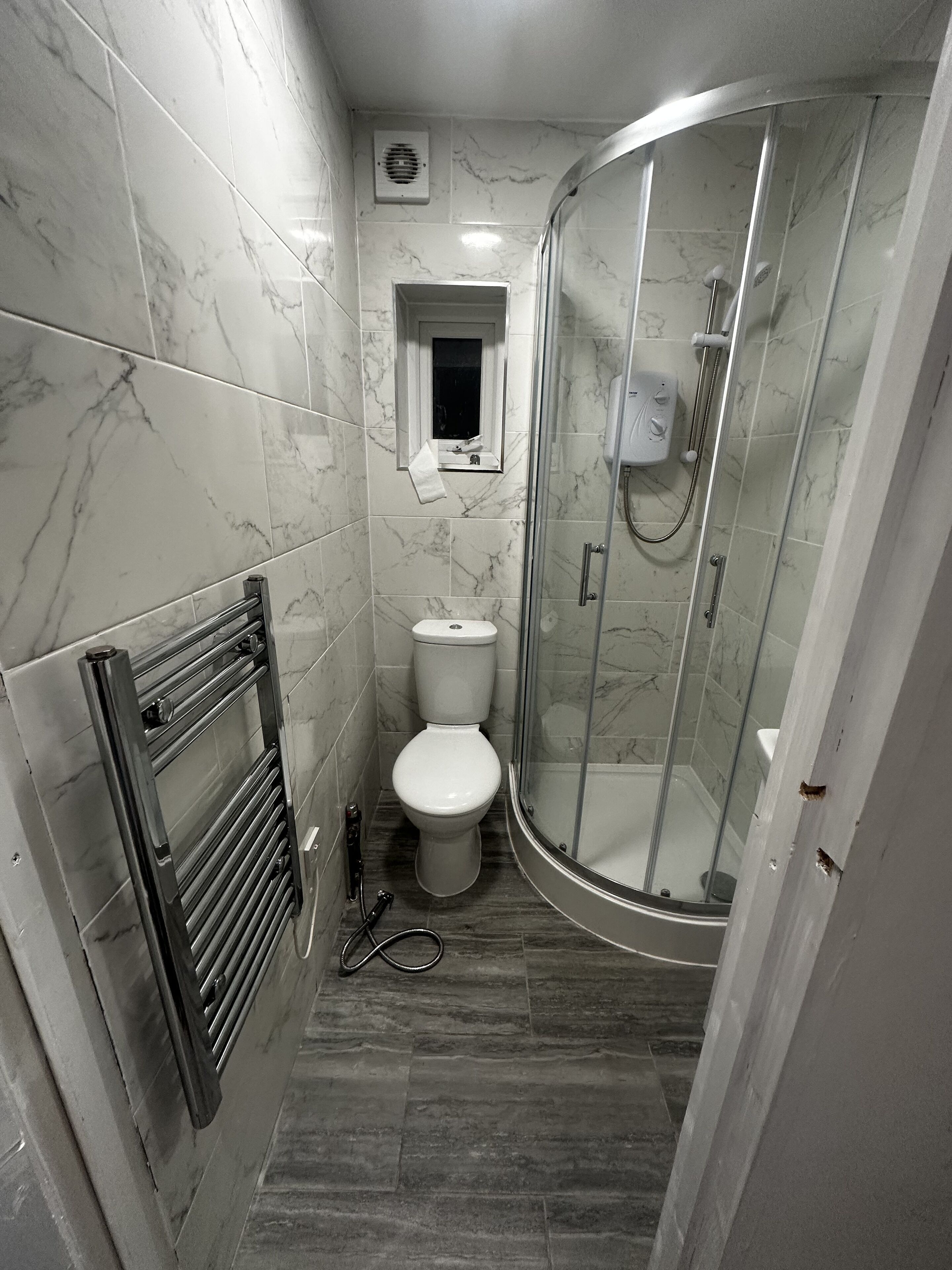 Een douche, een haardroger, een bidet, handdoeken