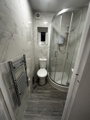 Douche, séchoir à cheveux, bidet, serviettes fournies