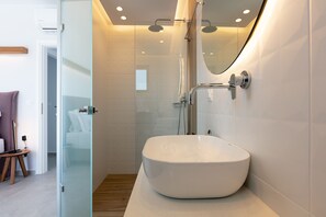Een douche, handdoeken
