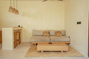 En 32-tommers LED-TV med Parabol-TV samt peis og printere