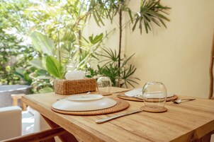 Televisión LED de 32 pulgadas con canales por satélite, una chimenea