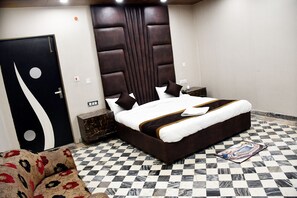 Deluxe Double Room | Free WiFi, bed sheets