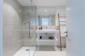 Dusche, Haartrockner, Handtücher, Seife