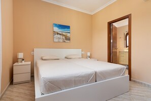 3 bedrooms, iron/ironing board, travel crib, free WiFi - Large Villa with heated pool, for 6, AC and Wifi, garden/BBQ, close to the beach (Muro)
