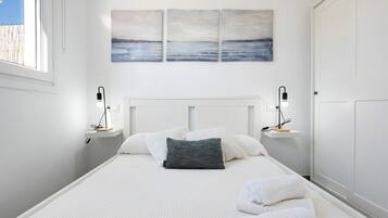 2 slaapkamers, een strijkplank/strijkijzer, beddengoed