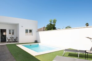 A modern house with a swimming pool, a patio with a table and chairs, and a lounge chair. - Holiday Apartment "Casa Lavanda" with Private Pool, 2 Private Terraces & A/C (Vejer de la frontera-Cadiz)