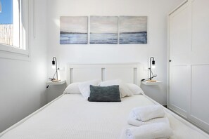 2 makuuhuonetta, silitysrauta/-lauta, vuodevaatteet