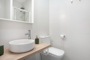 A bathroom with a white sink, a toilet, and a shower. - Holiday Apartment "Casa Lavanda" with Private Pool, 2 Private Terraces & A/C (Vejer de la frontera-Cadiz)