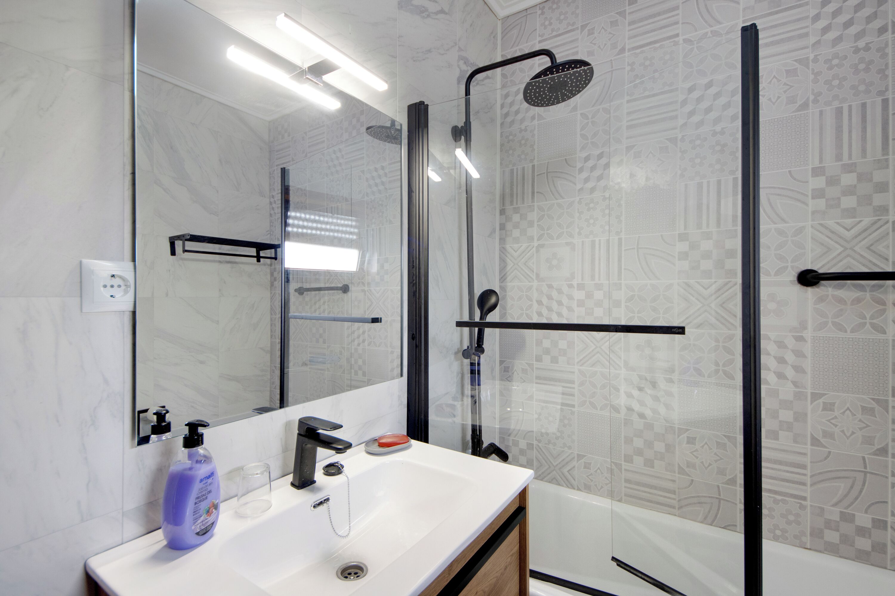 Badewanne, Haartrockner, Handtücher