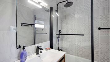 Badewanne, Haartrockner, Handtücher