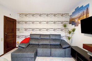 TV, fireplace - Apartment "Barrinha Beach" with Sea View, Shared Terrace & Wi-Fi (Esmoriz)