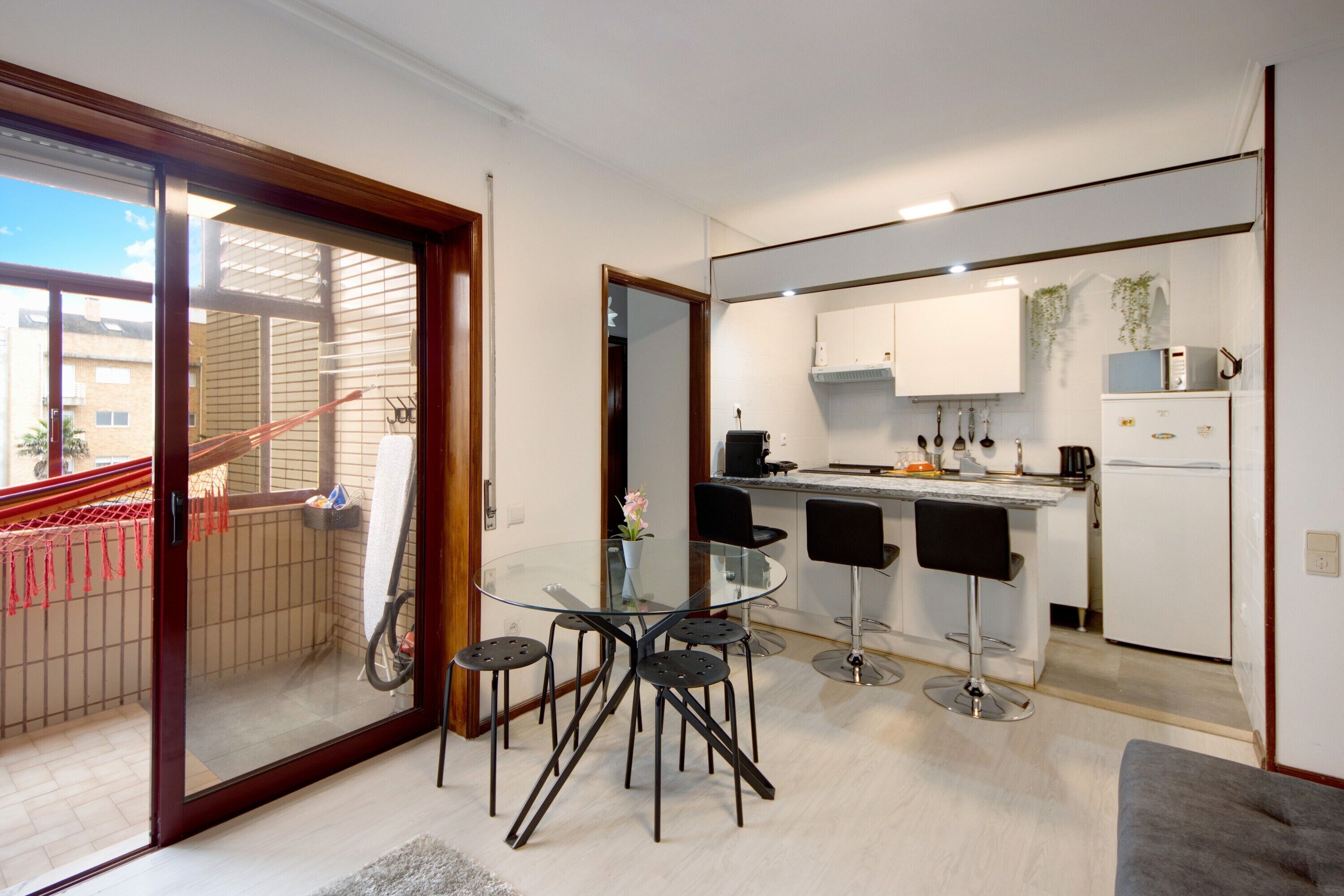 Frigorifero, microonde, forno, piano cottura