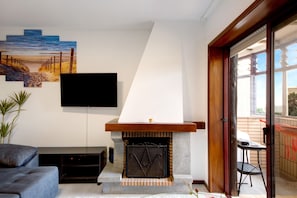 TV, fireplace - Apartment "Barrinha Beach" with Sea View, Shared Terrace & Wi-Fi (Esmoriz)
