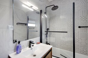 Bathtub, hair dryer, towels - Apartment "Barrinha Beach" with Sea View, Shared Terrace & Wi-Fi (Esmoriz)