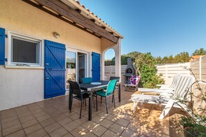 Outdoor dining - Holiday Home 'Mas Bleu' with Shared Pool and Private Garden (Saint-Cyprien)