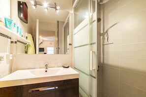 Douche, articles de toilette gratuits, sèche-cheveux