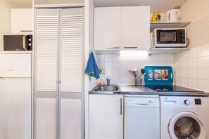 Frigorifero, microonde, forno, piano cottura