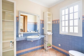 Baignoire, sèche-cheveux, serviettes fournies