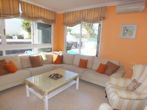 TV, table tennis - Vacation Villa 'Costa Golf' with Sea View, Private Pool and Wi-Fi (Costa Teguise)