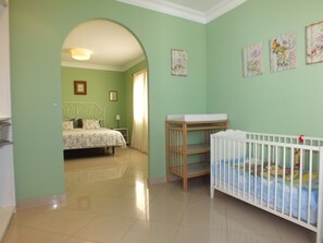 6 makuuhuonetta, silitysrauta/-lauta, ilmainen Wi-Fi, vuodevaatteet