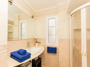 Shower, hair dryer, towels - Vacation Villa 'Costa Golf' with Sea View, Private Pool and Wi-Fi (Costa Teguise)