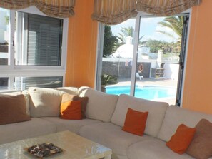 TV, table tennis - Vacation Villa 'Costa Golf' with Sea View, Private Pool and Wi-Fi (Costa Teguise)