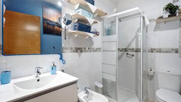 Shower, hair dryer, towels