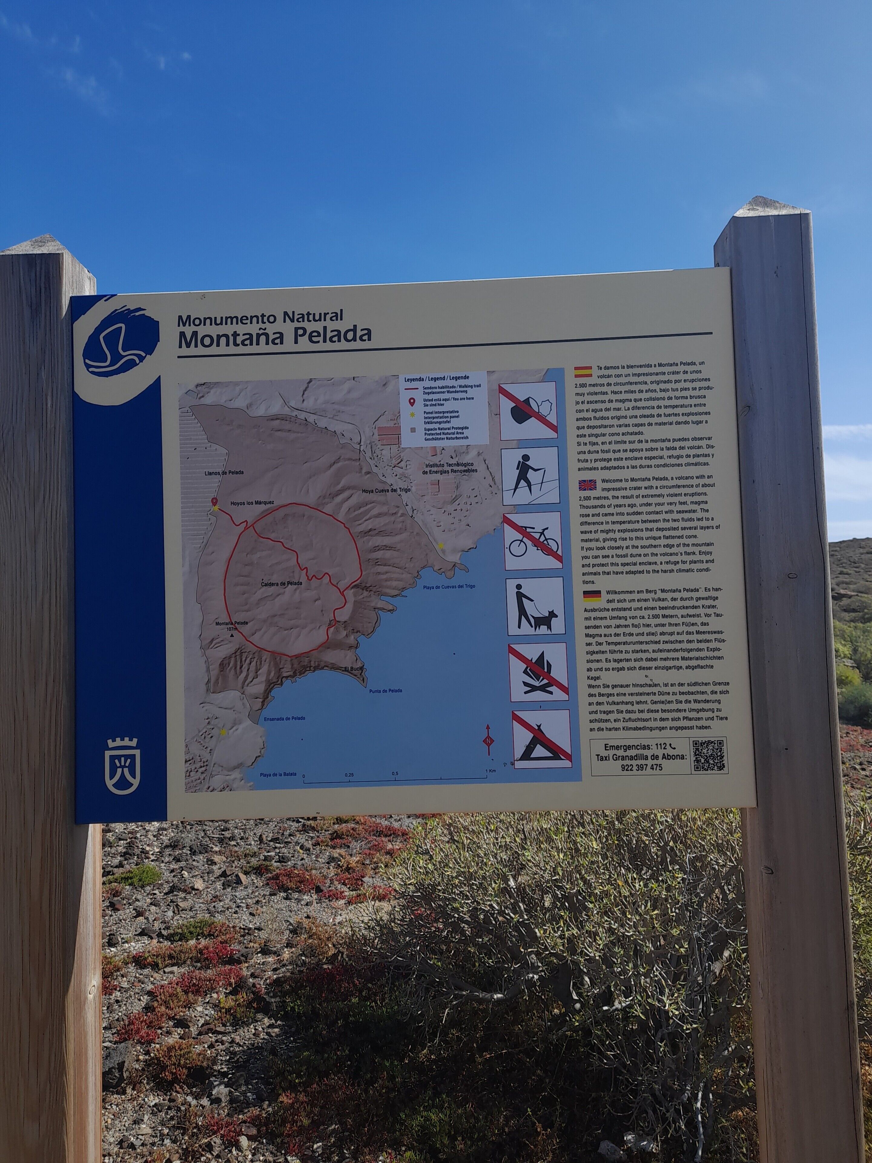 Painel com mapa e informações sobre o Monumento Natural Montaña Pelada.