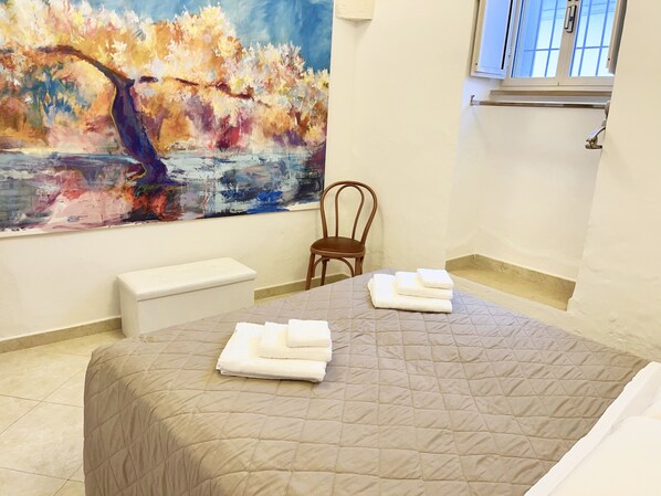 2 bedrooms, WiFi, bed sheets - 5 minutes' walk from the picturesque old town of Ostuni - renovated apartment (Ostuni)