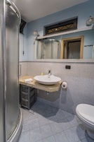 Comfort Quadruple Room | Bathroom | Free toiletries, hair dryer, bidet