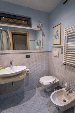 Comfort Quadruple Room | Bathroom - b&b Domus Vesuvia (Torre Annunziata)