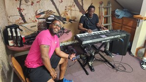 A room with a mural of birds on the wall, a Yamaha keyboard, and a microphone stand. - Delta Queen Lodge Bar Restaurant (Isleton)