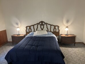 Comfort Single Room | Laptop workspace, free WiFi, bed sheets - Delta Queen Lodge Bar Restaurant (Isleton)