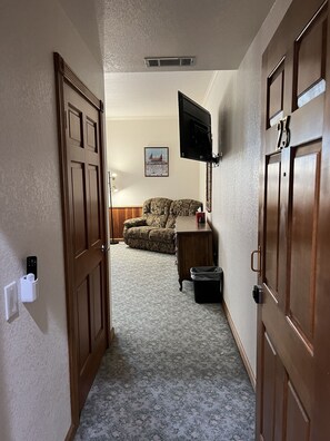 Comfort Single Room | Laptop workspace, free WiFi, bed sheets - Delta Queen Lodge Bar Restaurant (Isleton)