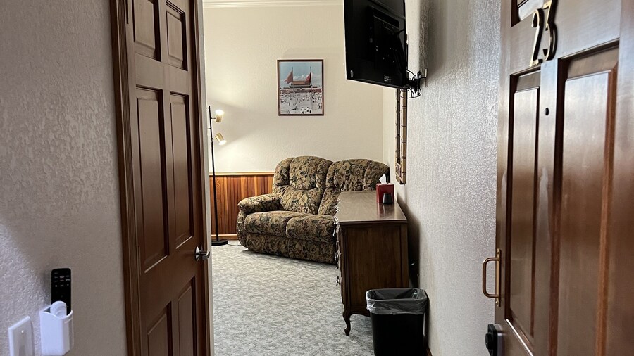 Delta Queen Lodge Bar Restaurant