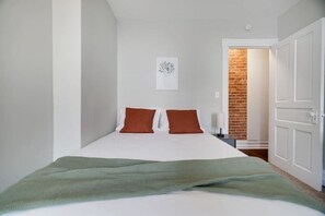 3 bedrooms, desk, iron/ironing board, WiFi