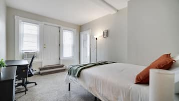 3 habitaciones, escritorio, tabla de planchar con plancha y wifi