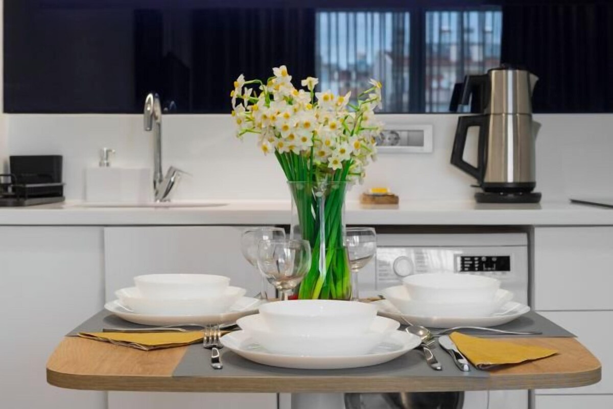Cocina privada | Frigorífico, microondas, placa de cocina y hervidor eléctrico