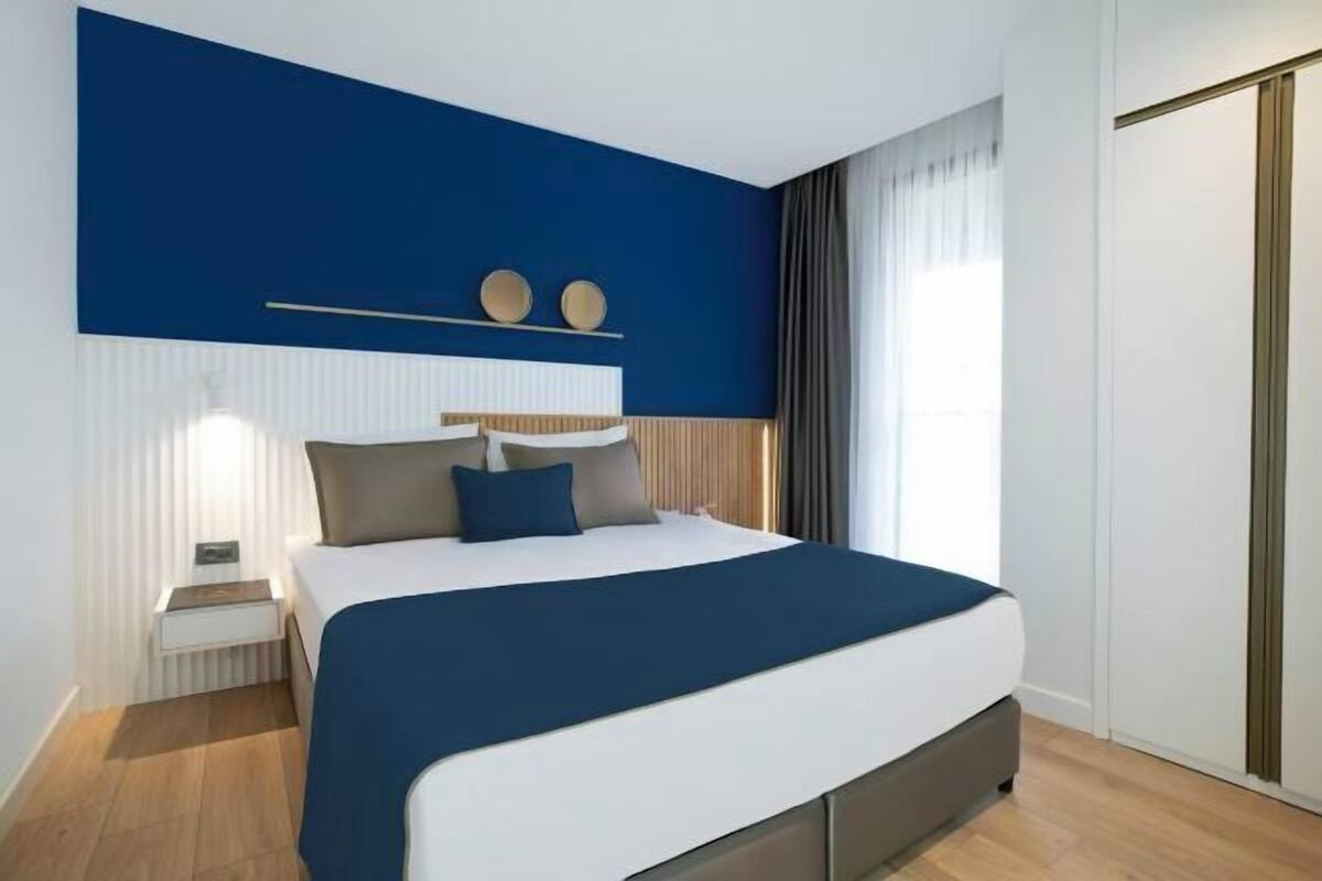Premium bedding, in-room safe, desk, laptop workspace