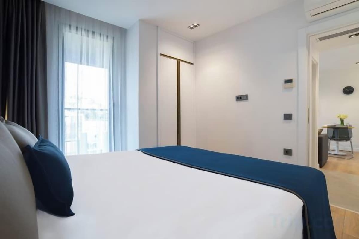 Premium bedding, in-room safe, desk, laptop workspace