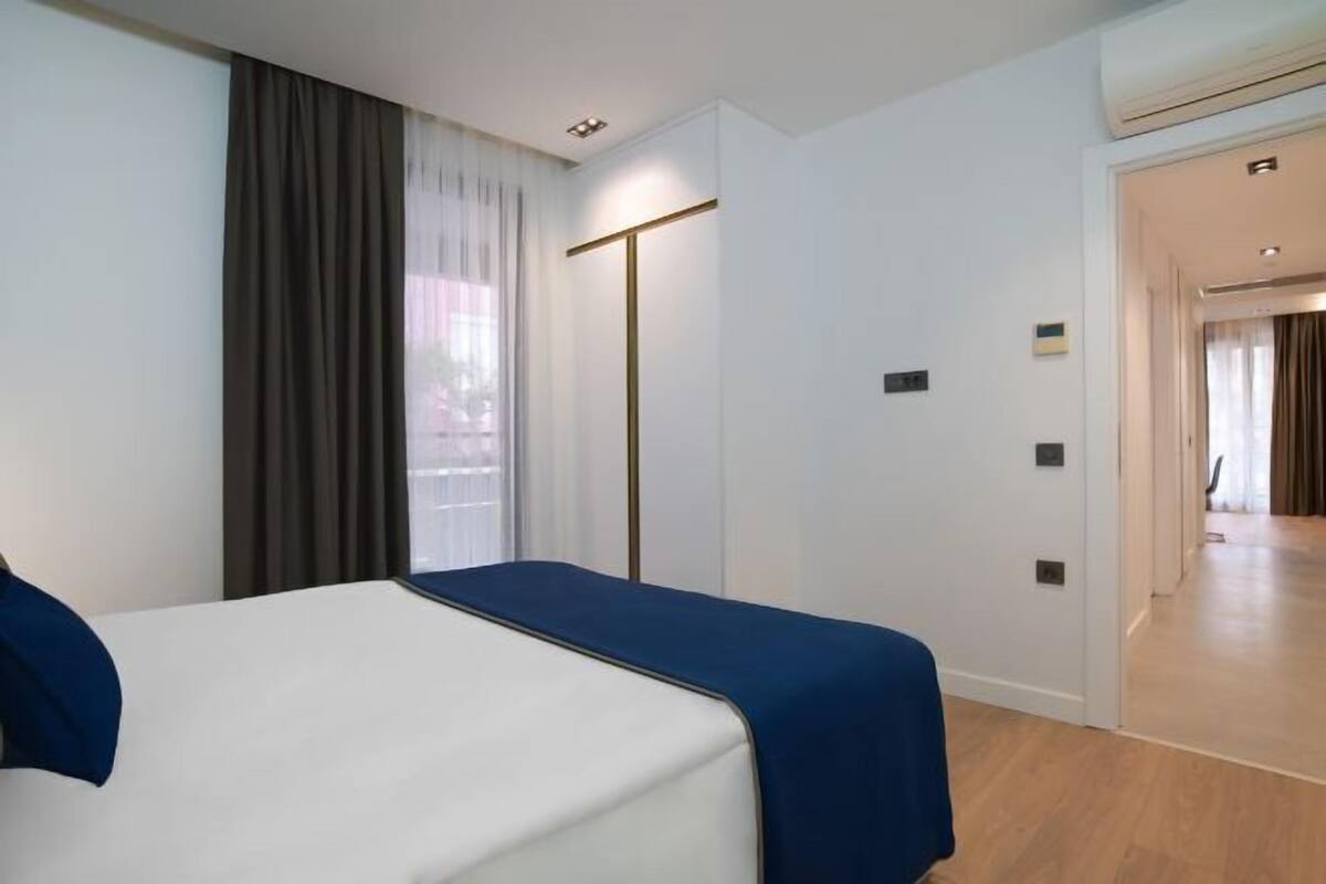 Premium bedding, in-room safe, desk, laptop workspace