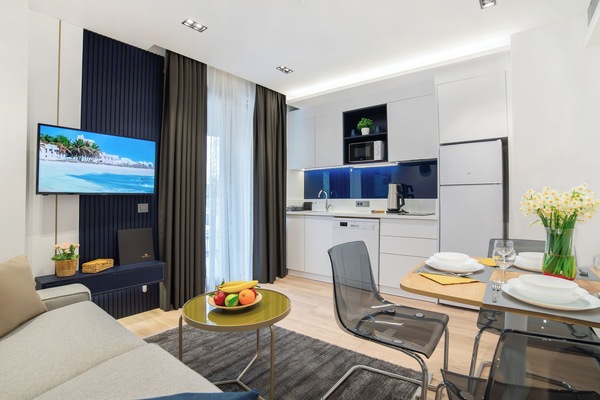 Ropa de cama de alta calidad y caja de seguridad en la habitación