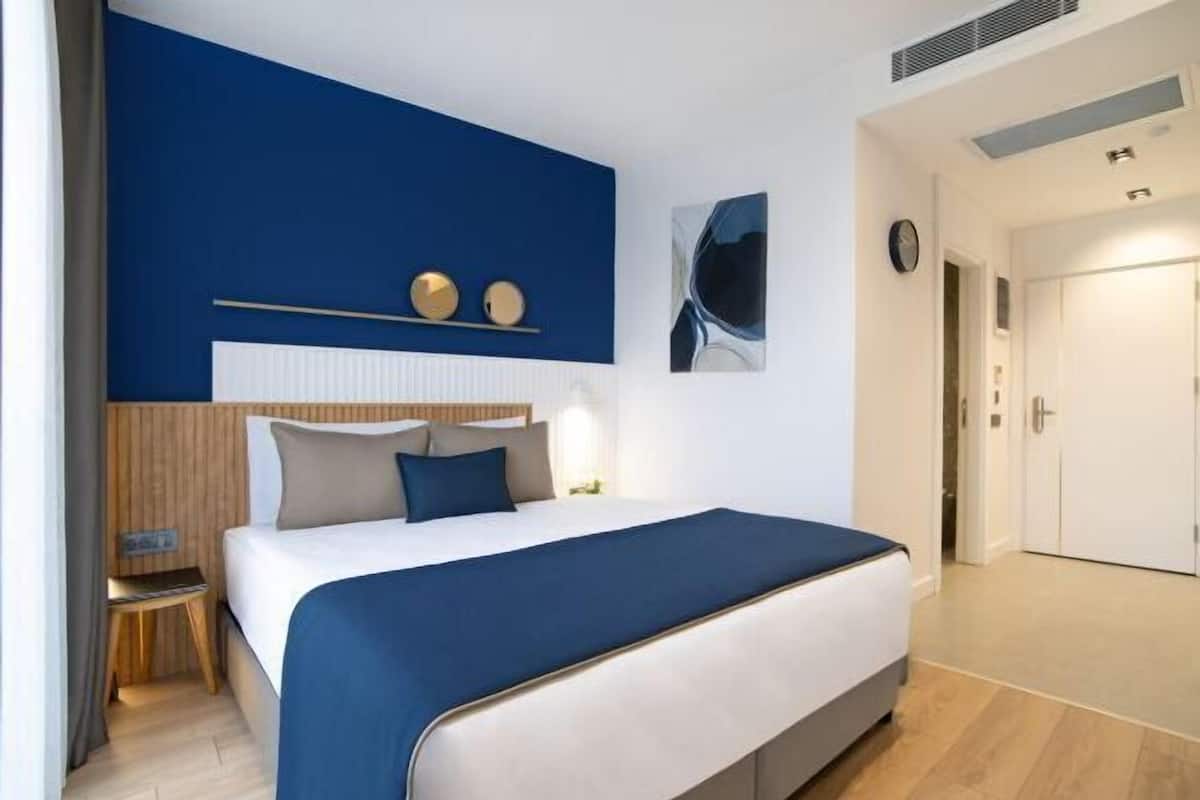 Premium bedding, in-room safe, desk, laptop workspace