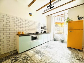 Kjøleskap, ovn, kokeplater og kaffetrakter/tekoker