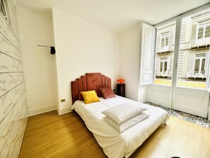 3 habitaciones, escritorio y tabla de planchar con plancha 