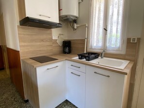 Wasserkocher mit Kaffee-/Teezubehör, Kühlschrank, Herdplatte, Toaster