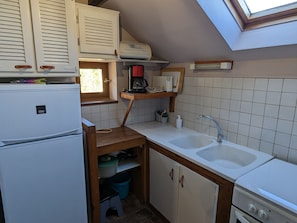Fridge, microwave - Charming Cottage in Peaceful Forest Setting near Loire Castles - Family Friendly & Fully Equipped (Tigy)