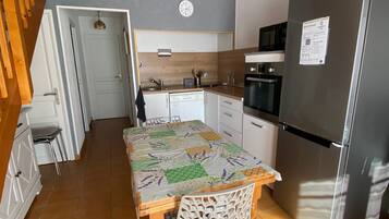 Réfrigérateur, micro-ondes, four, plaque de cuisson