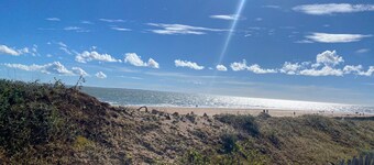 Cozy House 150m from Génerelles Beach, Large Garden, WiFi, Parking